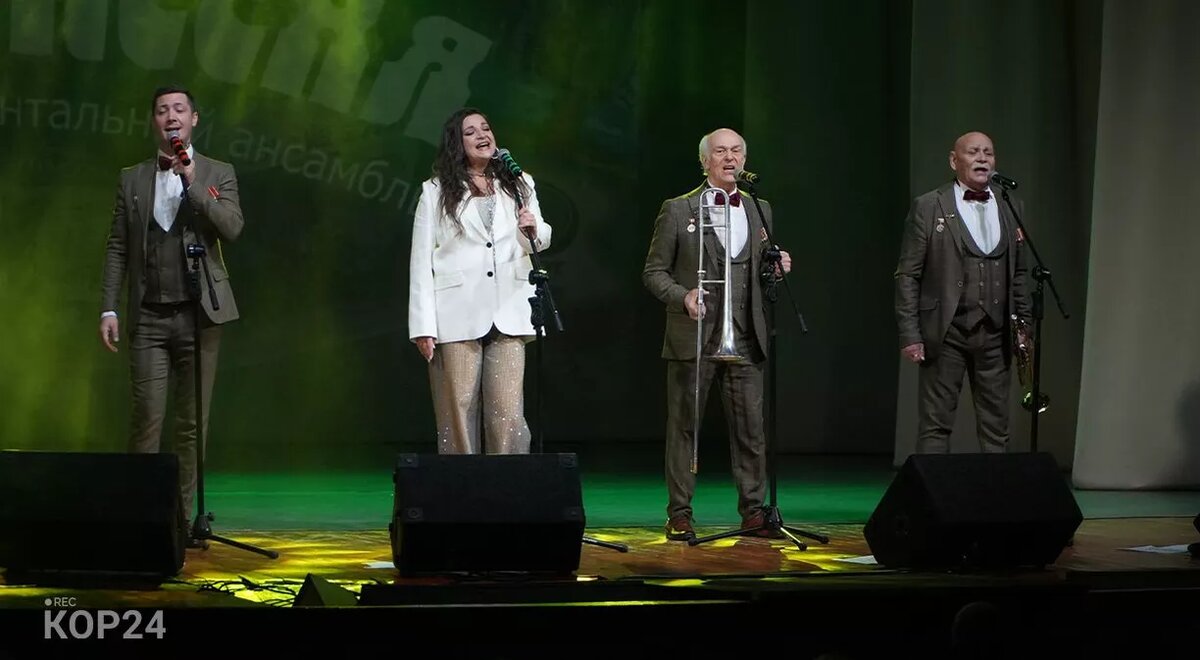 На фото артисты ВИА «Лейся, песня» - Владимир Калмыков, Анатолий Мешаев, Екатерина Ефименко, Николай Волегов. Фото Дмитрия Орловаи Николая Лахтионова.