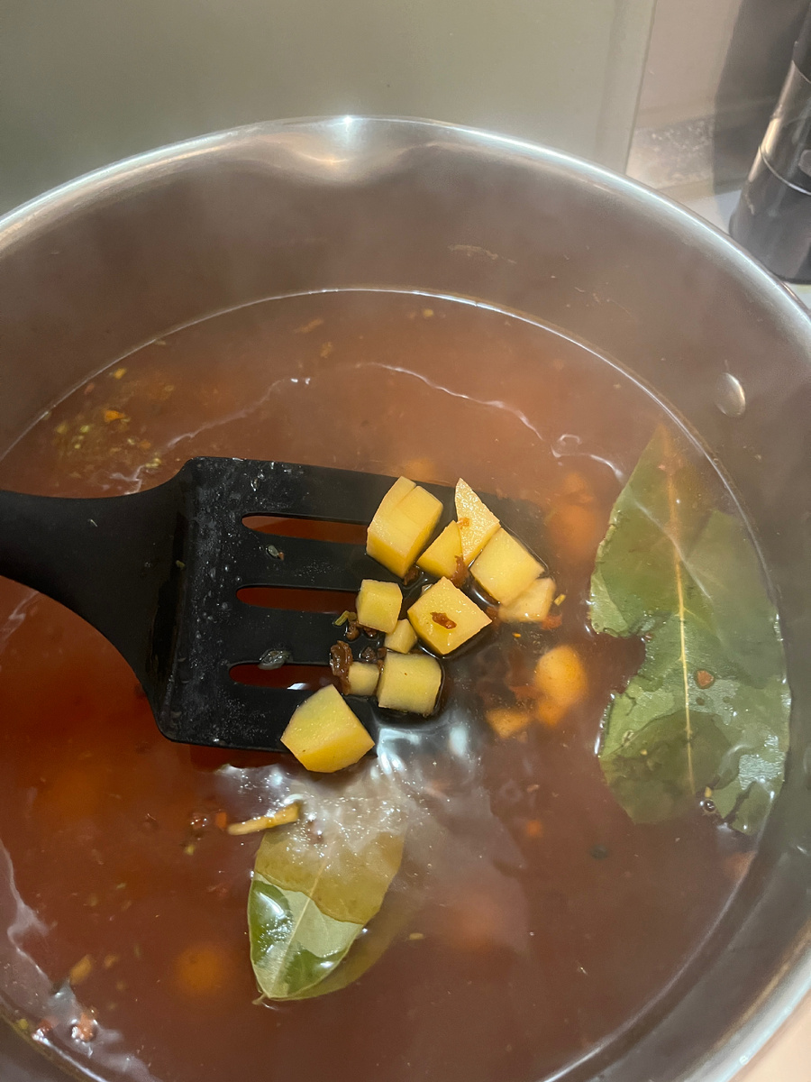 В моей Солянке всегда есть картофель. Так нельзя. Но можно). 