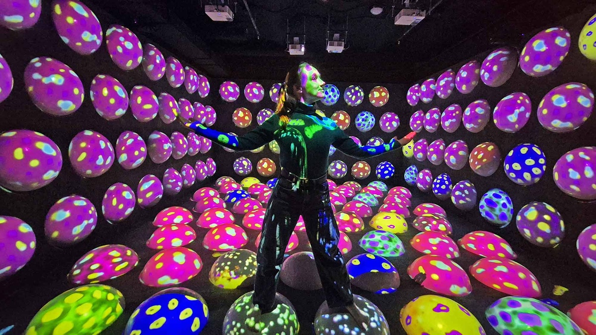 В этой комнате можно дурачиться и прыгать на резиновых полусферах