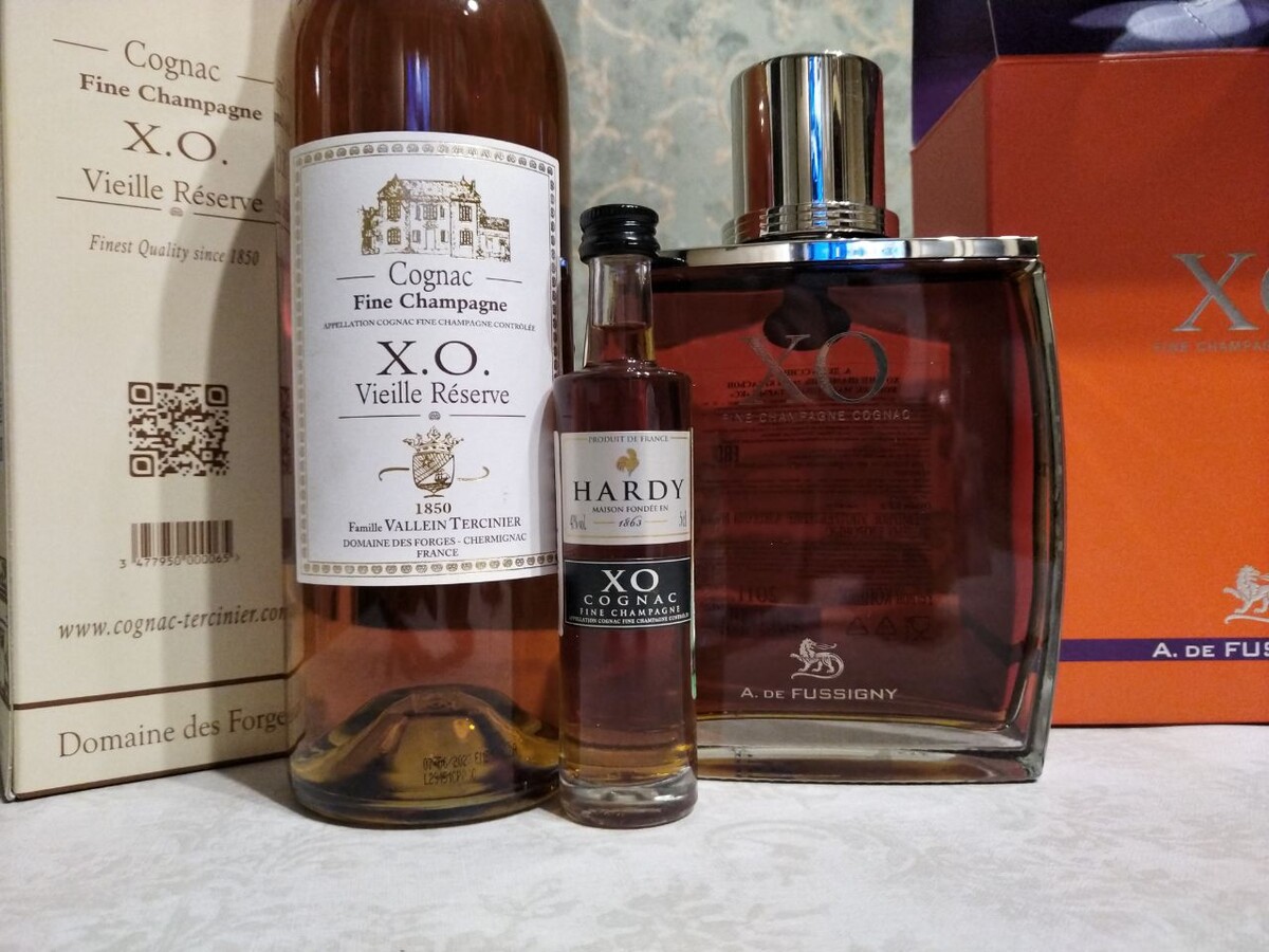 Фото сделано сильно заранее. К дегустации обе больших бутылки уже были початые