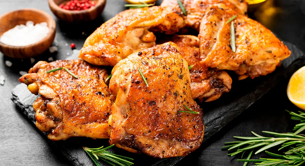 Как пожарить куриные бедра на сковороде или мангале: секреты сочного мяса