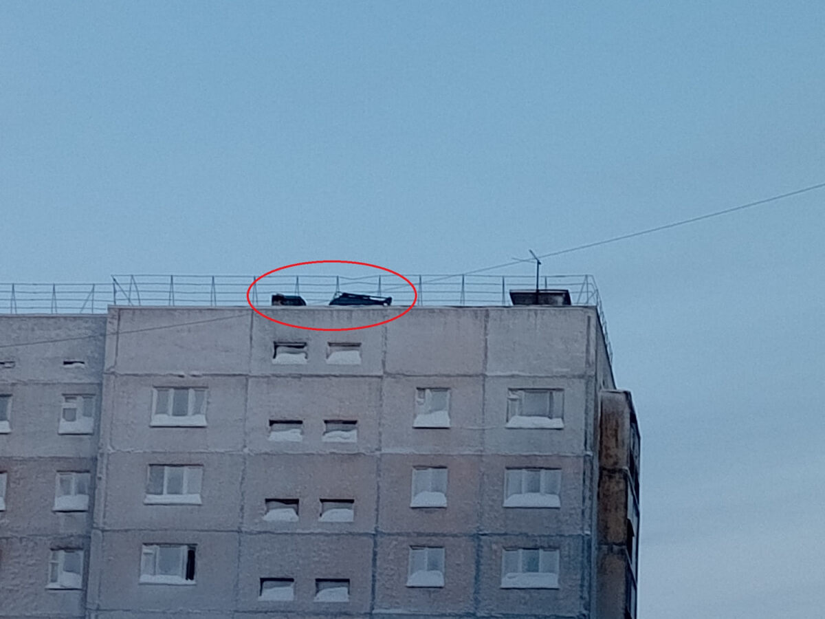 На крышу аварийного подъезда уже подняли строительную технику