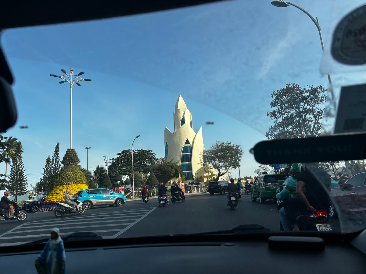 Один из символов- достопримечательностей Нячанга- Лотос. Знатоки - старожилы пишут, что сандал😊