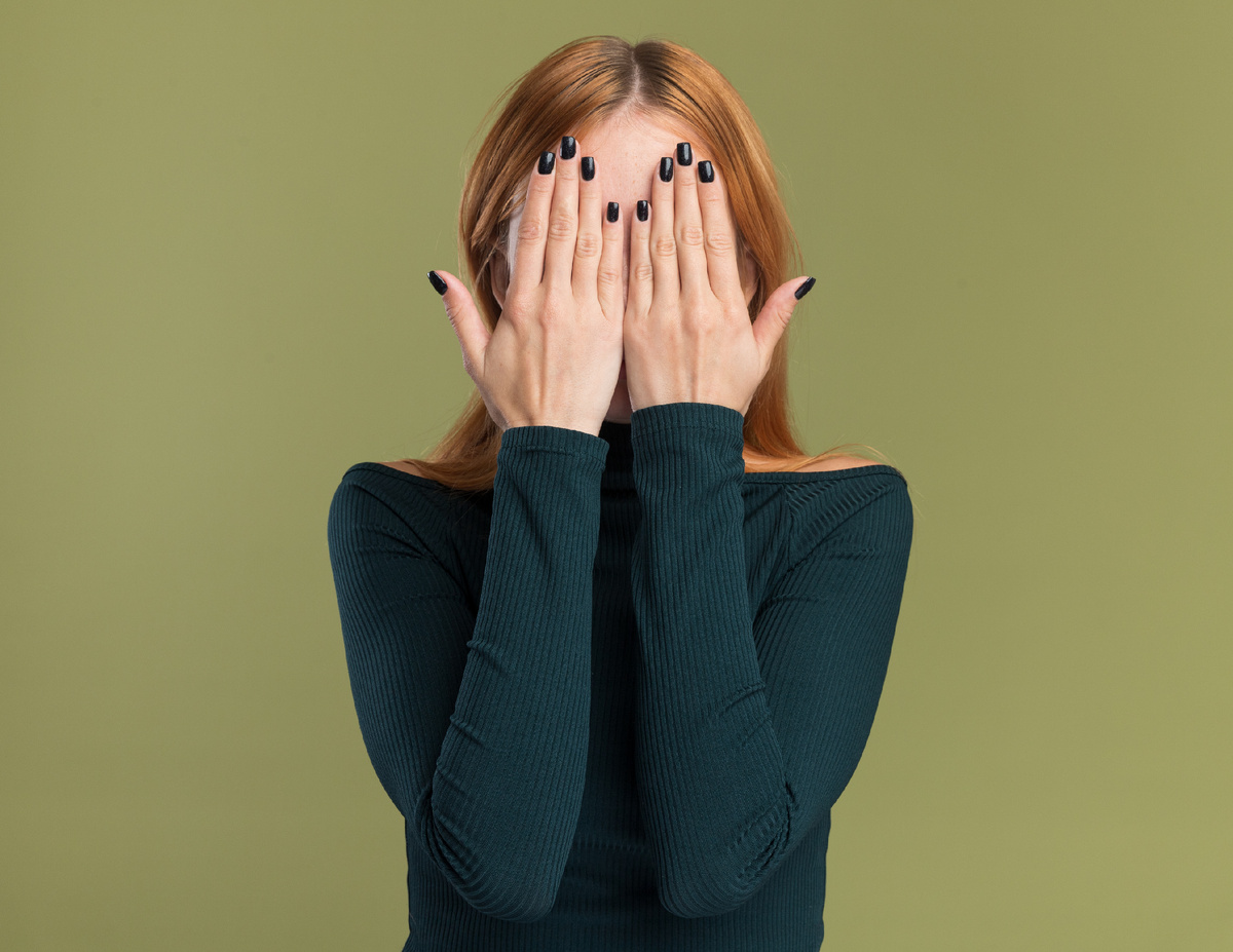 Раньше я мастерски создавала иллюзию движения: тонны постов, бесконечная доработка сайта, «важные» задачи. Всё, чтобы избежать одного — написать человеку и предложить помощь. Знакомо?Я обнаружила у себя паттерн «избегания контакта» — когда мозг подкидывает любые дела, лишь бы не рисковать и не слышать «нет». Это било по моим результатам и уровню жизни.Я не просто поняла это, а создала чёткий 7-дневный протокол «Перезагрузки», чтобы сломать шаблон.