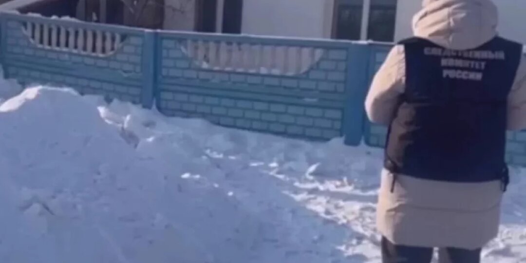 «Горе родителям». Девочку насмерть засыпало снегом во время игры в сугробе. Она играла во дворе