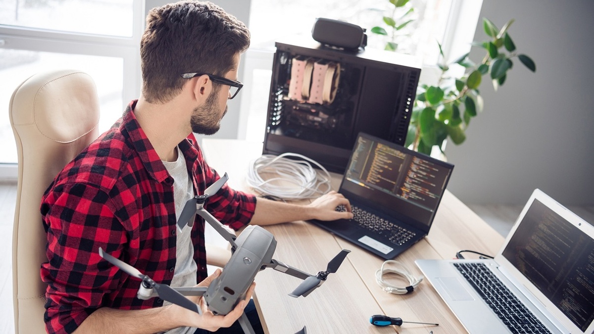 Программист и оператор беспилотных летательных аппаратов (БПЛА).