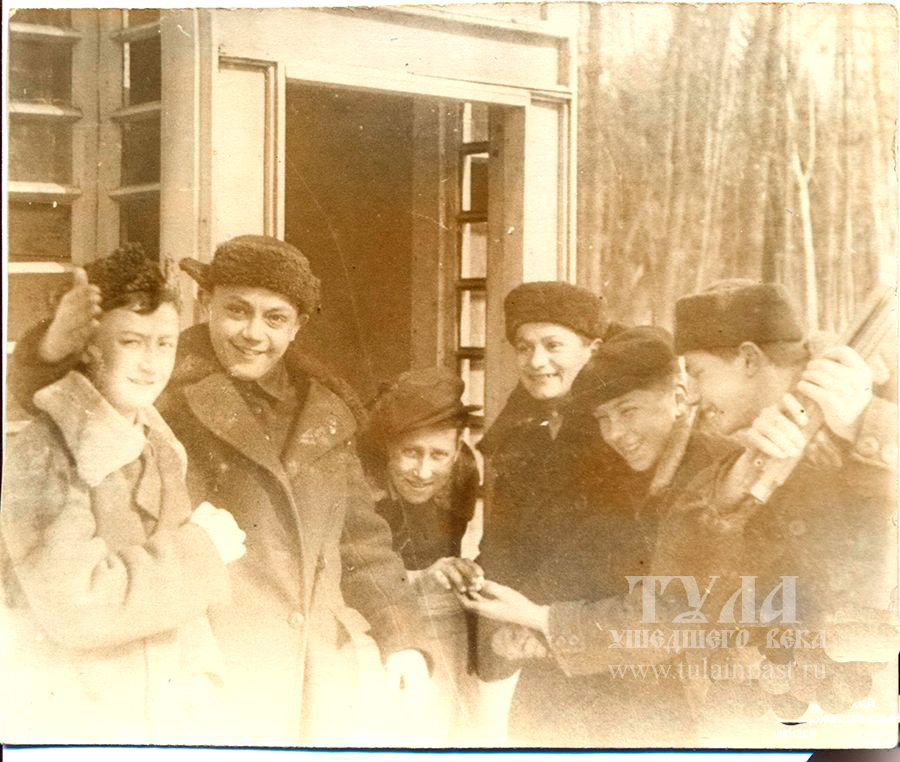 Коля Венедиктов (крайний слева) и Саша Дубов (третий слева) с друзьями в парке. 1940 год
