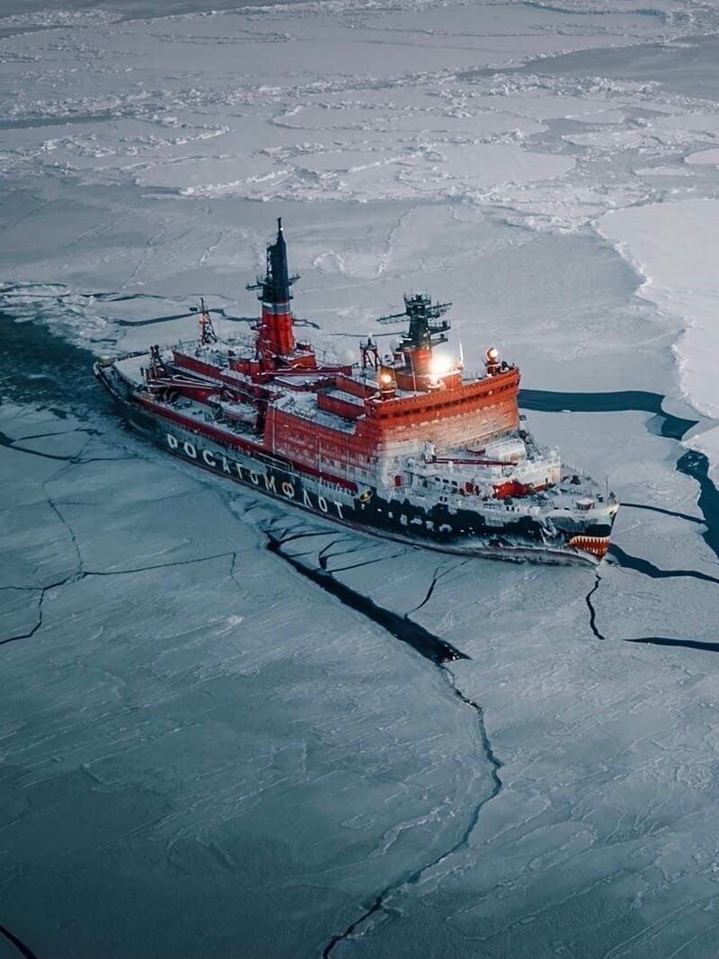 Российский атомный ледокол бороздит просторы Северного Ледовитого океана
