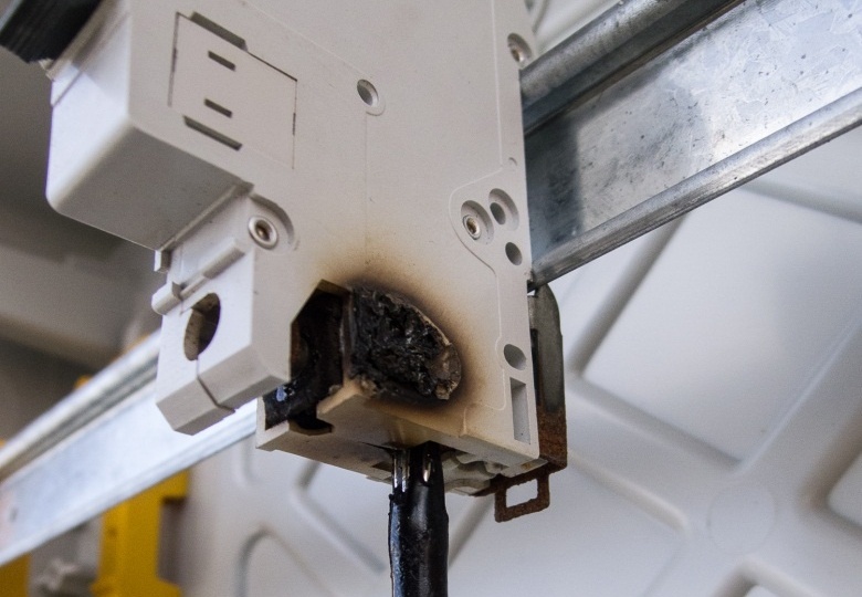 Сгорел автомат: 5 основных причин и как их избежать