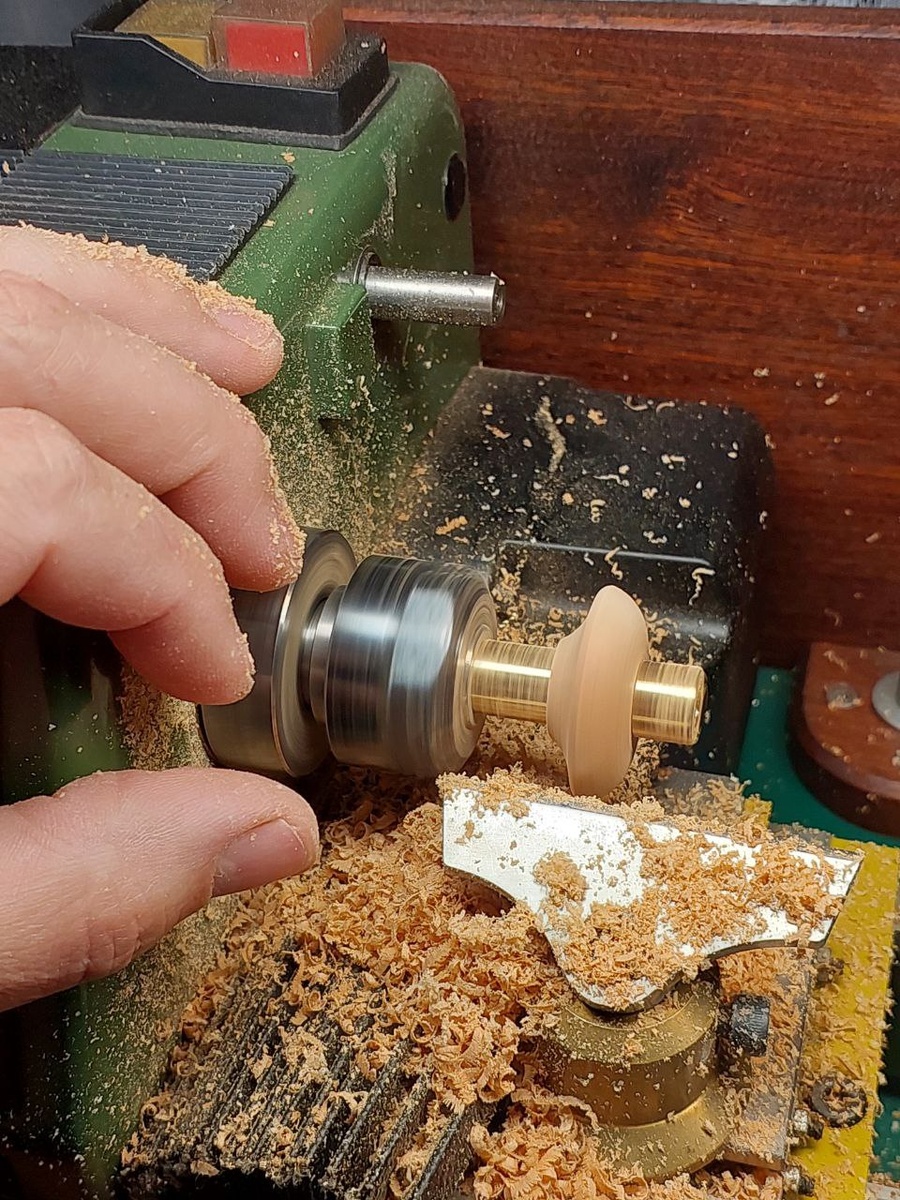 Процесс точения деревянной части ручки. Точение производится в специальной оправке.