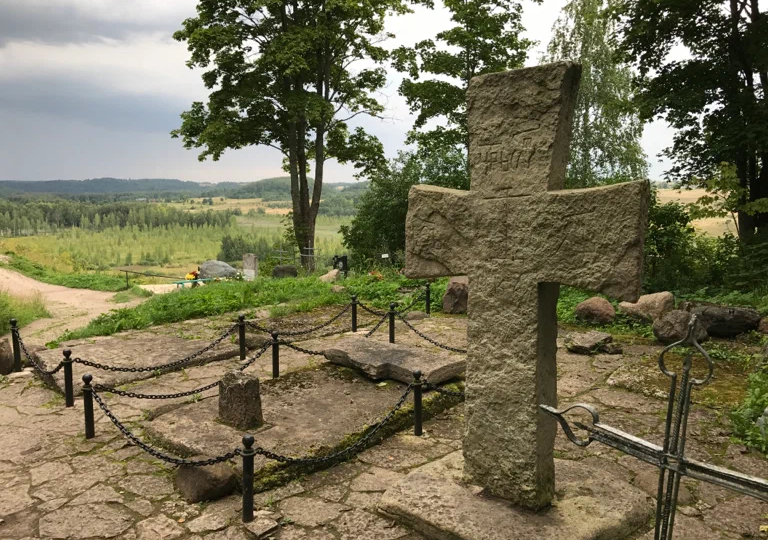Загадка Труворова креста в Изборске: кто лежит в самой таинственной могиле России?
