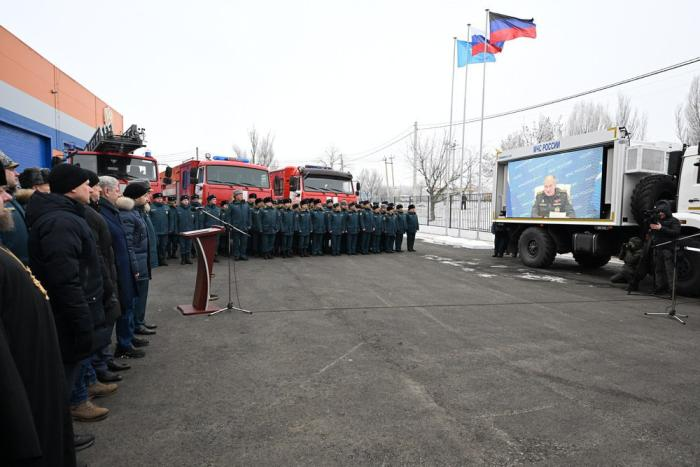 Новую пожарно-спасательную часть в ДНР открыли вместе с главой МЧС России Александром Куренковым и его заместителем Алексеем Кострубицким. В феврале 2022 года спасательная часть в Орджоникидзевском районе Мариуполя находилась буквально в эпицентре боевых действий и была практически полностью уничтожена. Было принято решение возвести новый пожарный комплекс, источник Телеграм-канал Донбасс Сейчас