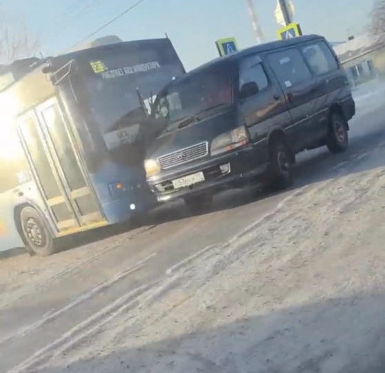 Троллейбус № 2 и микроавтобус столкнулись на перекрестке Комсомольской и Кисельниковской в Чите