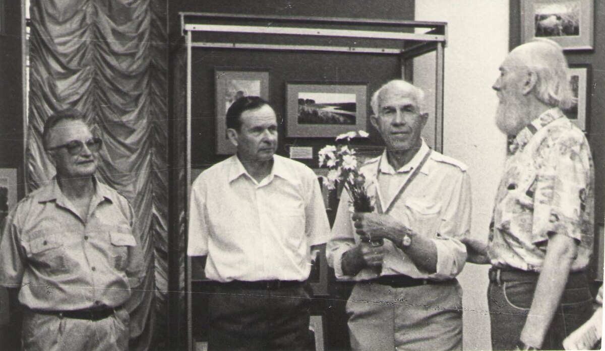 В. Д. Гамолин и Н. С. Романов на  выставке фотохудожника. 