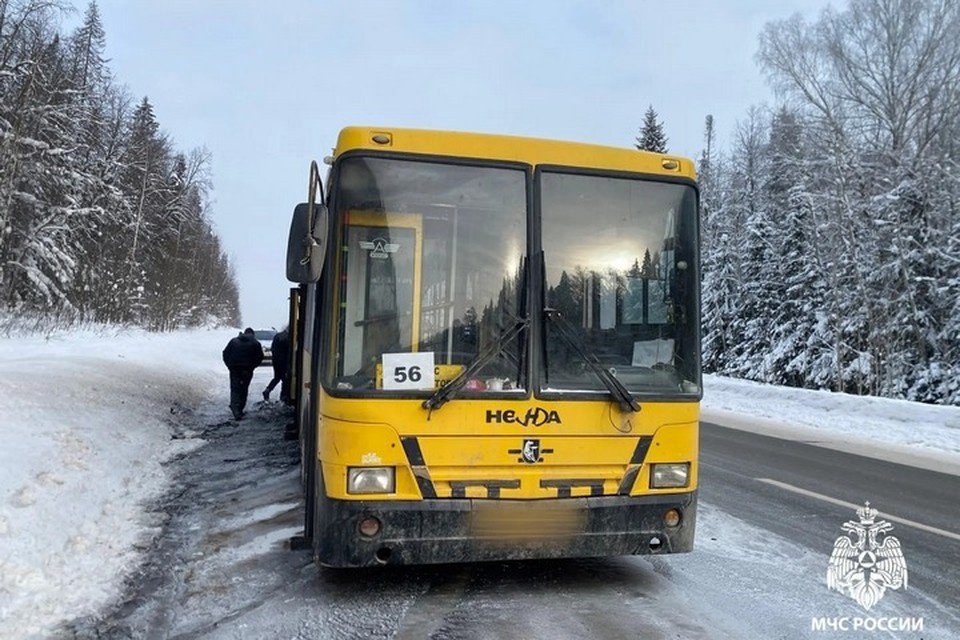    Инцидент произошел на выезде из Ижевска. Фото: пресс-служба ГУ МЧС по Удмуртии.