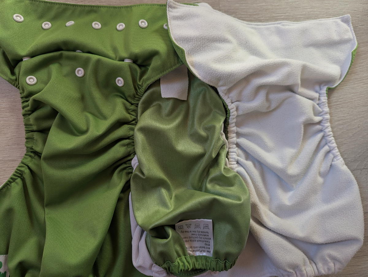 Подгузник: снаружи, вывернутый наизнанку и мягкий слой