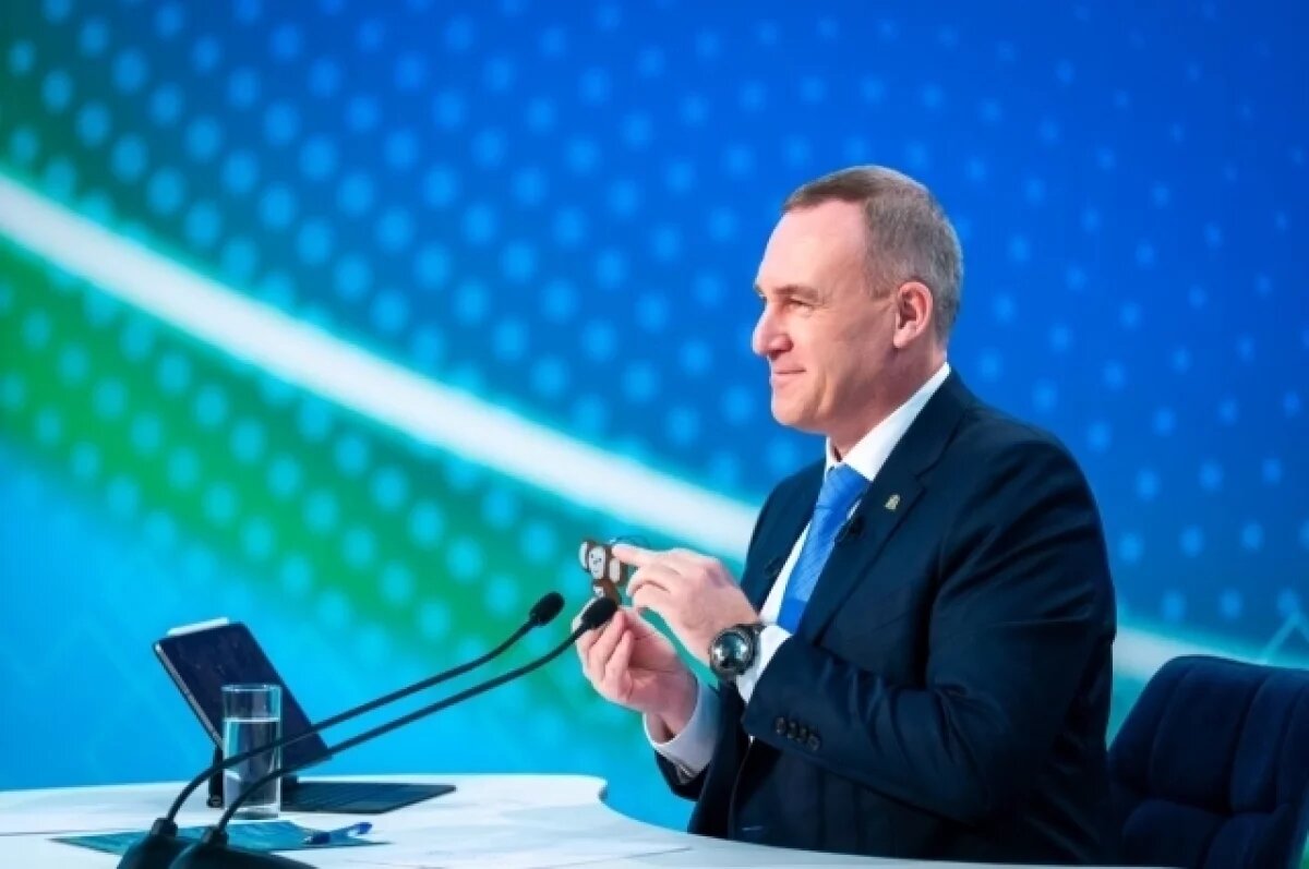    Руслан Кухарук попробовал себя в традиционной китайской каллиграфии