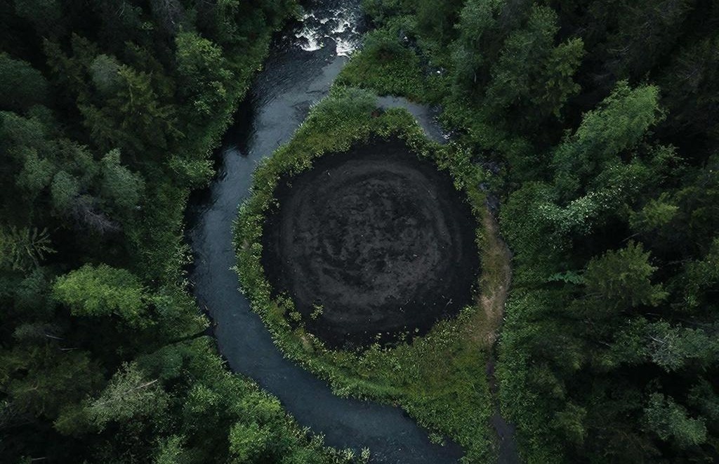 •	По предположениям, аномалия могла возникнуть в 1908 году после падения Тунгус-ского метеорита.