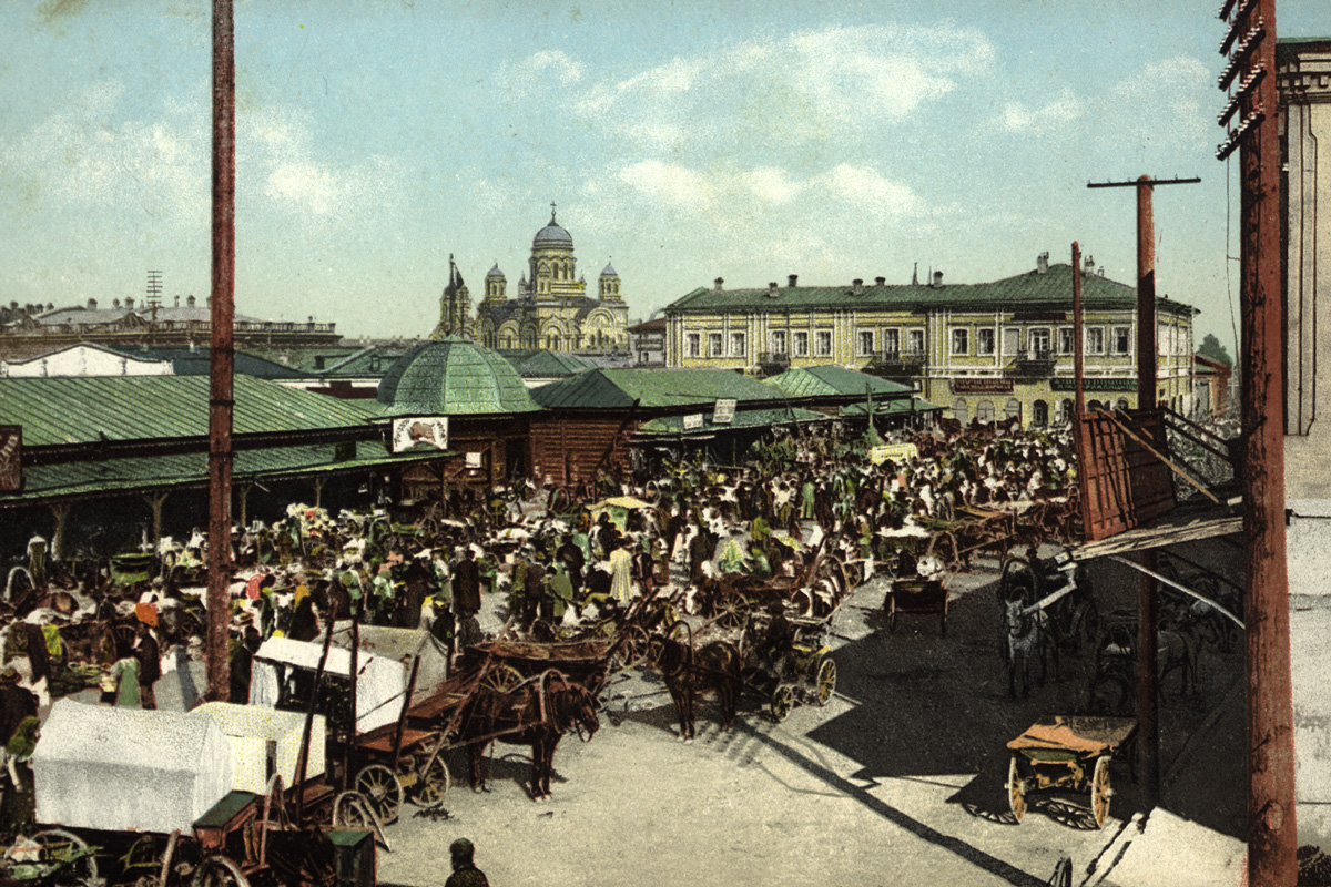 Крупные городские базары играли огромную роль. На них продавали еду, сырье, кустарные и фабричные изделия — как для личного потребления, так и для дальнейшей перепродажи