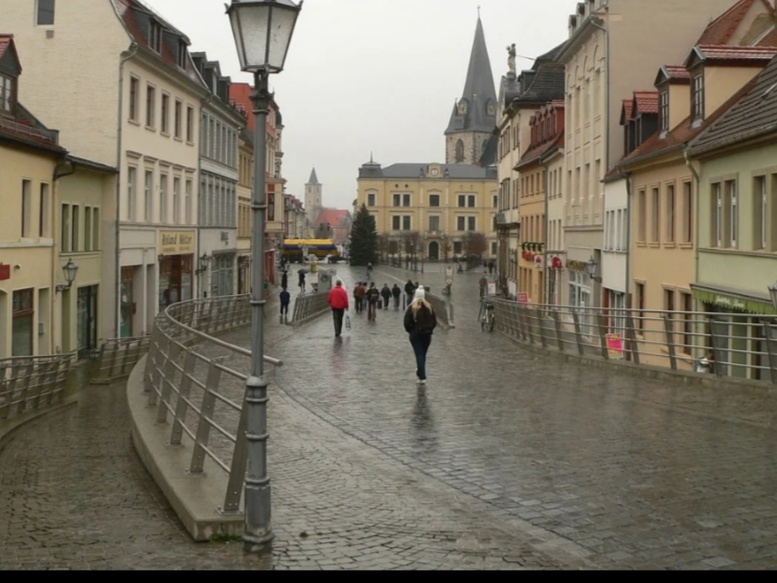 Вот по этой улице я ходила каждый день.