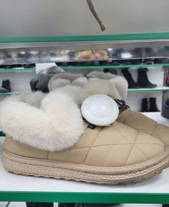 Мягкие тапки, размер 40, цена до 1000 рублей.