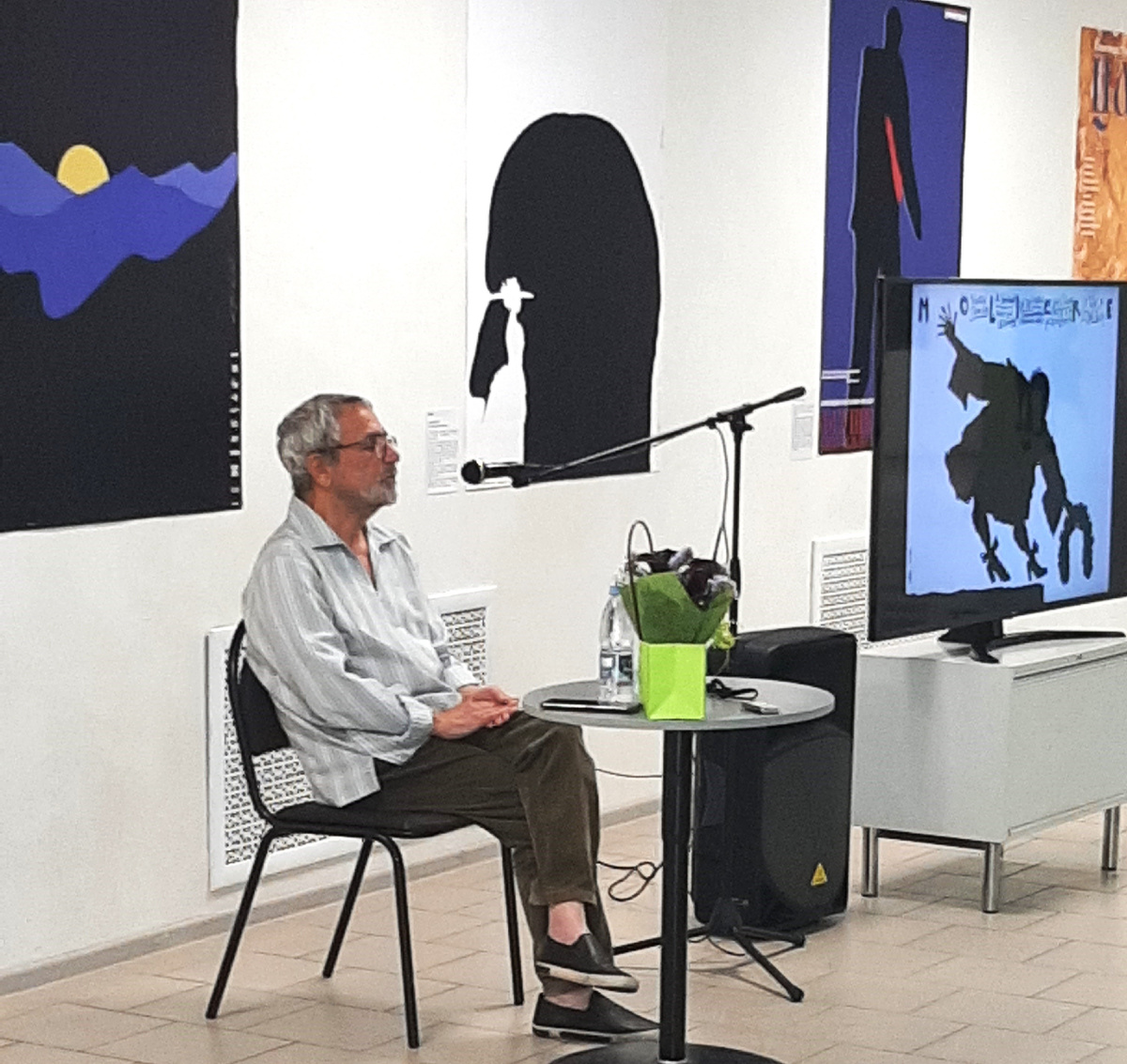 Евгений Добровинский (1944-2024), мастер театрального плаката, дизайнер, художник, каллиграф, главный художник театра «Эрмитаж» на встрече со зрителями на его персональной выставке «50 лет в плакате» в Музее Актуального Реализма, 1922 г.