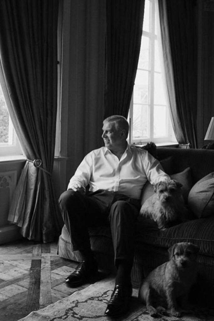 Принц Эндрю у себя дома в Королевской Ложе