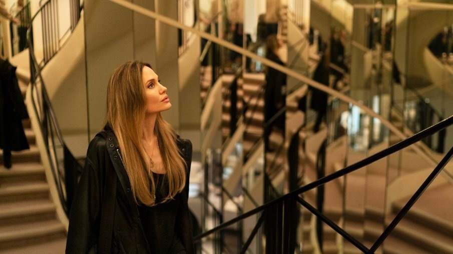 Кадр из фильма "Кутюр / Coutures" (источник: https://ru.kinorium.com/11963395/gallery/backstage/?photo=55280609) 