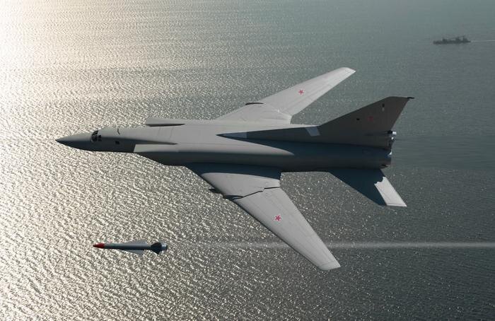 Российский бомбардировщик Ту-22 с ракетой X-22. Обложка © Getty Images