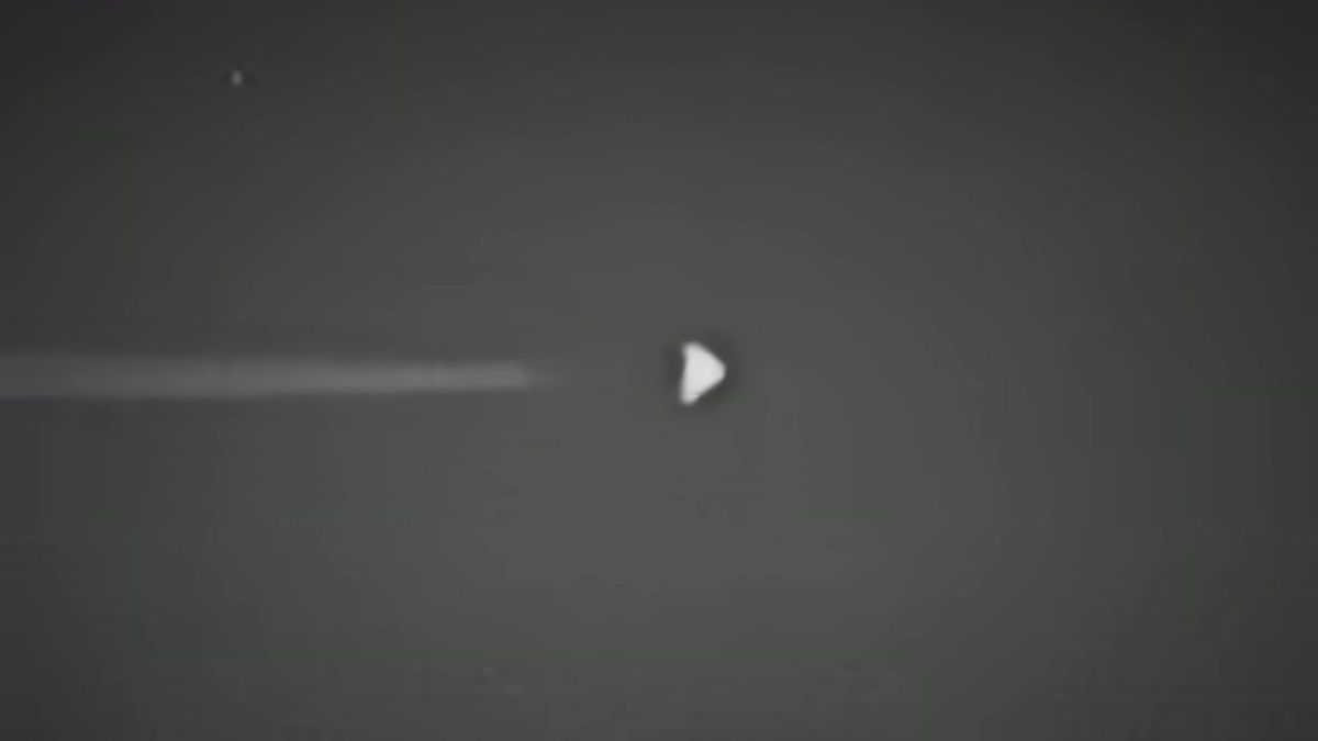 Загадочный летательный аппарат в форме НЛО, напоминающий чипсы «Дорито», замечен над Зоной 51 (Фото: Uncanny Expeditions/Youtube)