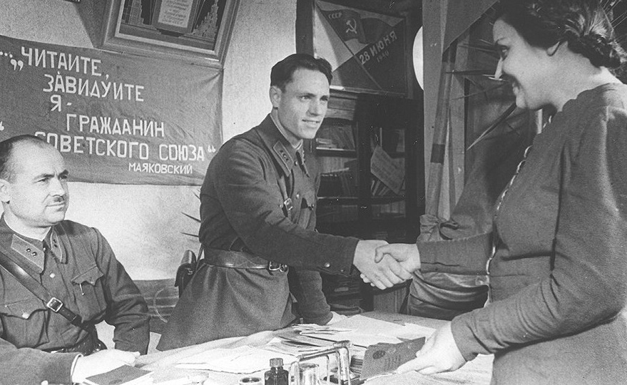 Почему Сталин привально сделал не давая паспорта колхозникам