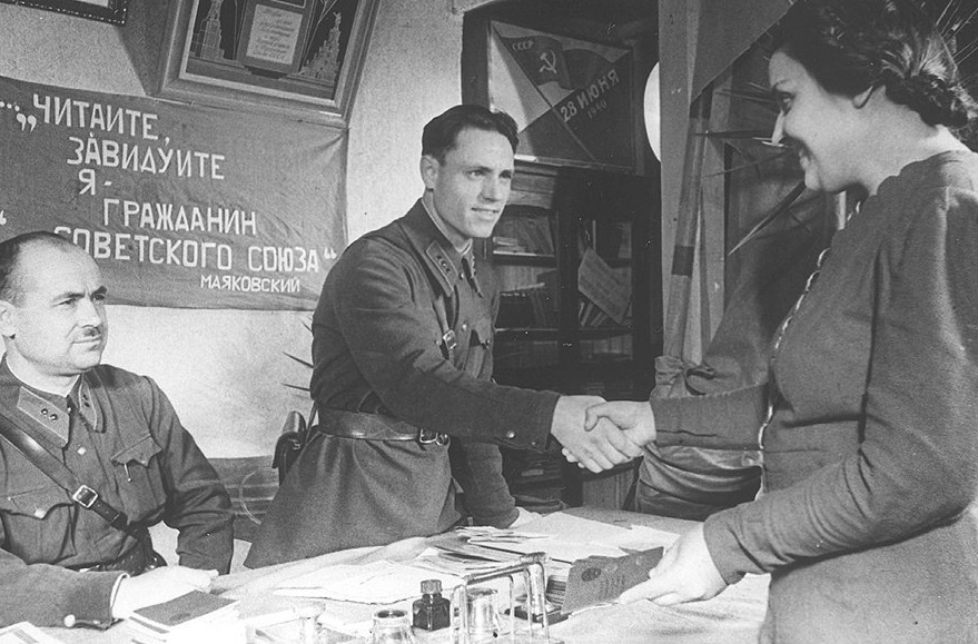 Фото выдача паспорта в СССР