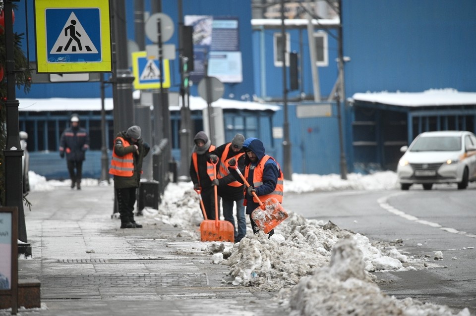    Коммунальщики продолжают убирать снег. Алексей БУЛАТОВ