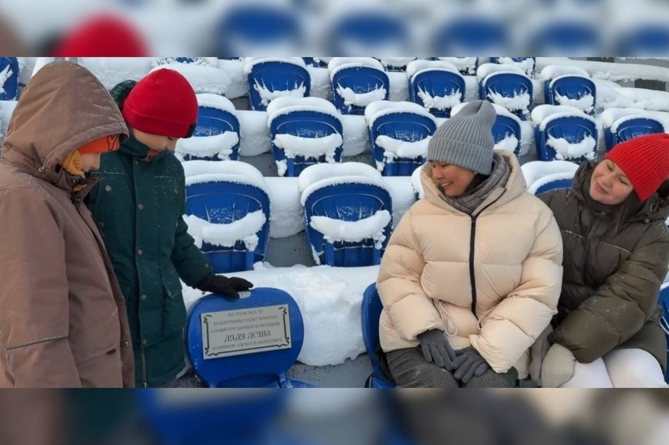    ФК «Енисей» увековечил память болельщика из Красноярска Алексея Курникова. Скриншот: видео ФК «Енисей»