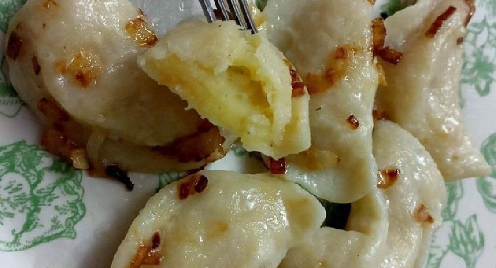 Вареники с картошкой и жареным луком - рецепт из быстрого теста на кипятке