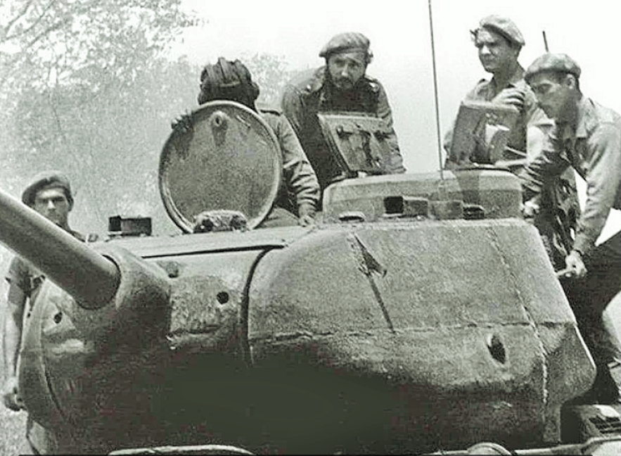 Фидель со товарищи перед боями на Плайя-Хирон на броне Т-34-85 чешской сборки. Фото национального архива Кубы