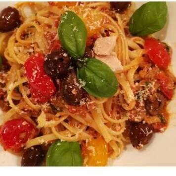 Паста с рыбной консервой, оливками и маринованными помидорами «Пальчики оближешь». Достаем свои запасы из холодильника