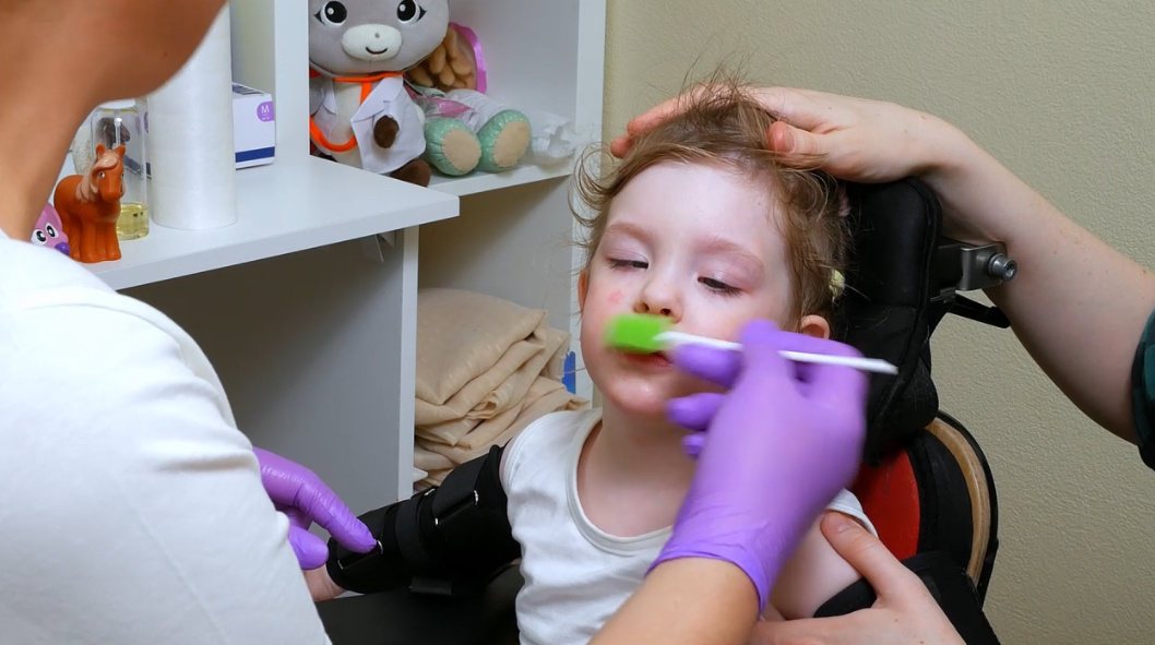 Работа с различными фактурными инструментами с ребенком с ДЦП