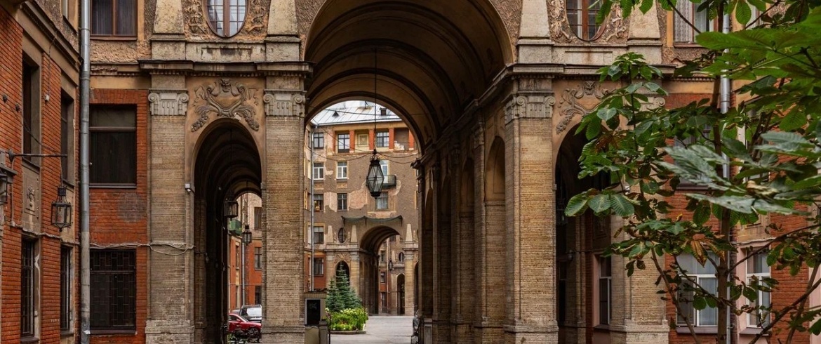 Доходный дом графа М. П. Толстого (Толсто́вский дом) — историческое здание в Центральном районе Санкт-Петербурга по адресу улица Рубинштейна, 15—17/ набережная реки Фонтанки, 54.