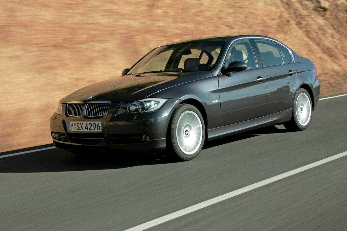 

Самому раннему экземпляру BMW 3 Series в кузове E90, который можно купить сегодня, уже больше двадцати лет. Дебют модели состоялся в 2005 году, и формально во многих странах она ещё не считается классическим автомобилем, но уверенно движется в этом направлении. Это также означает, что пока ещё есть время найти хороший экземпляр до того, как модель начнут официально признавать классикой — вместе с соответствующим ростом цен.