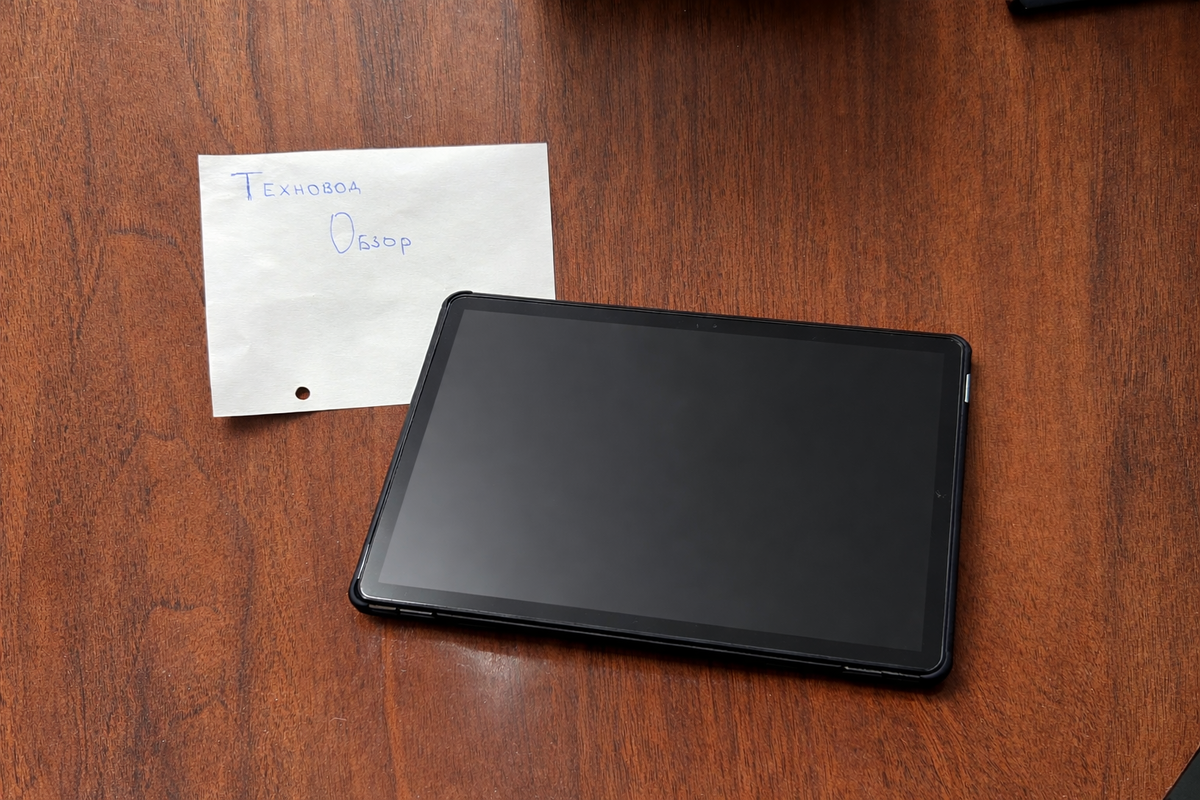 Достаточно большой, небольшие рамки. 