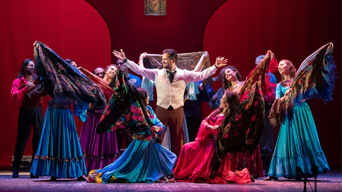 Николай Лекарев в роли Князя (в центре) на репетиции спектакля "Грушенька" по роману Николая Лескова "Очарованный странник"Сергей Бобылев / TASS