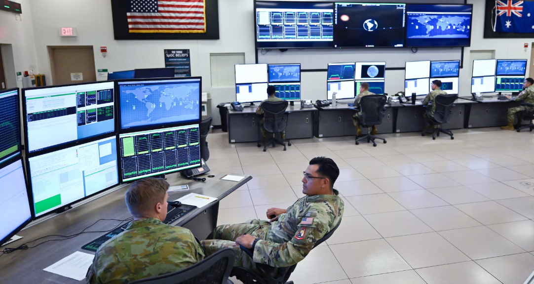 Рядовой австралийской армии. Натан Томас, слева, и спец Космических сил. Оскар Дж. Магаллон из 53-й эскадрильи космических операций в Вахиаве. Военнослужащие космических сил имеют сверхсекретный допуск.