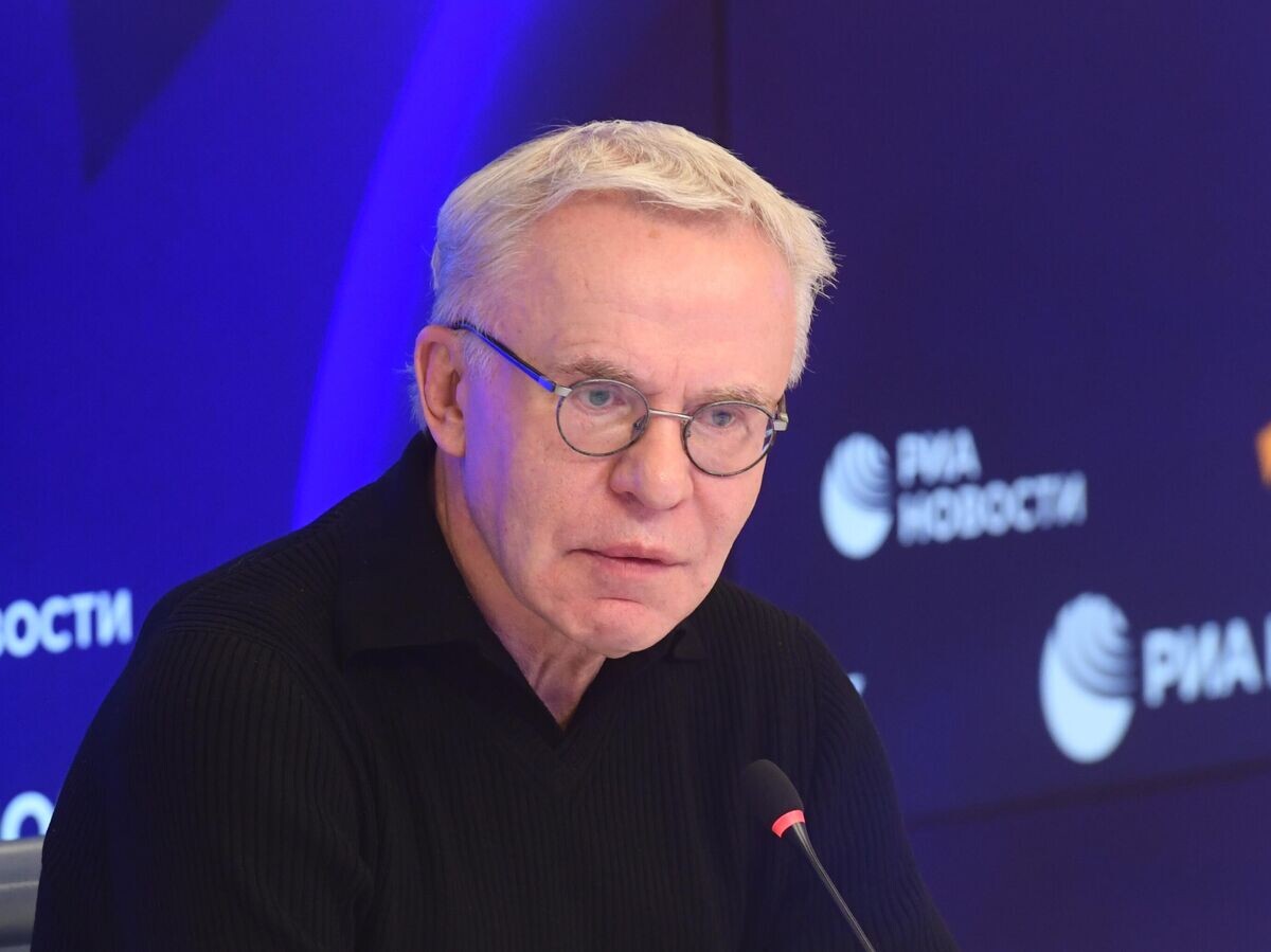    Олимпийский чемпион, российский хоккеист, тренер, политический и спортивный деятель, первый заместитель председателя комитета Госдумы РФ по физической культуре, спорту, туризму и делам молодежи Вячеслав Фетисов во время встречи с журналистами в преддверии его 65-летнего юбилея в Международном мультимедийном пресс-центре "Россия сегодня" в Москве. | © РИА Новости / Владимир Трефилов