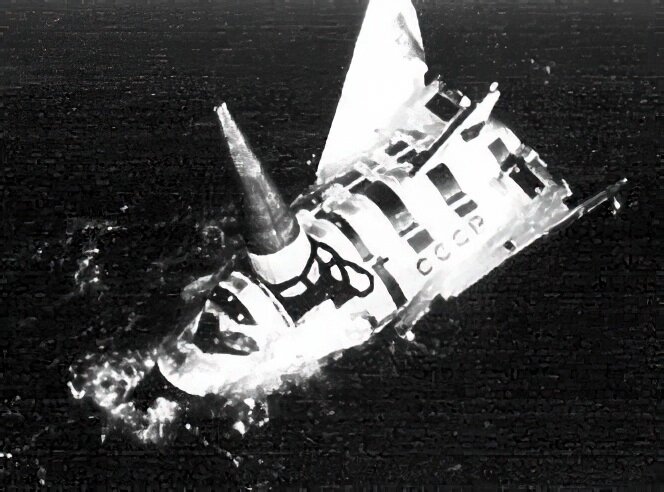 Космический аппарат БОР-4 (СССР) после своего приводнения в акватории Индийского океана