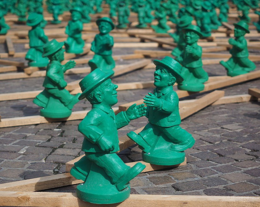 — Это маленькие зелёные человечки, они приходят по ночам …