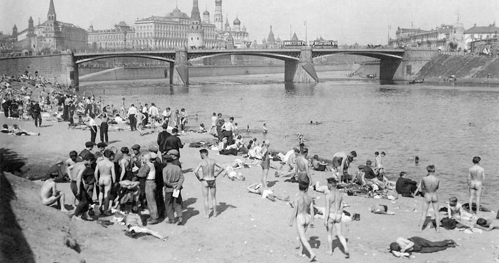 «СССР без одежды»: почему в 1930-х годах центр Москвы напоминал огромный пляж нудистов