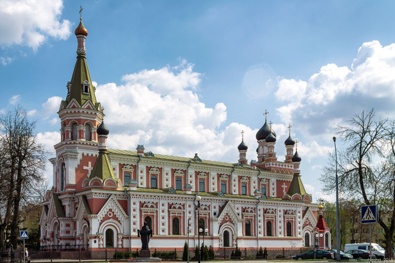 Свято-Покровский кафедральный собор в неорусском стиле — одна из первых достопримечательностей, которая встретится туристам по пути с железнодорожного вокзала в центр. Перед ним установлена бронзовая скульптура Божьей Матери. Фото: Аляксей Мацеша / Wikimedia