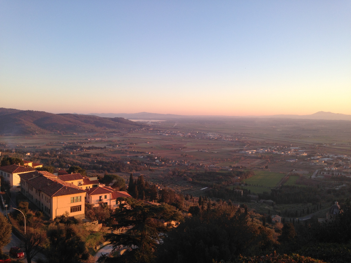 Фото: Анастасия Шавель (Барбара Шай). Такой вид открывается с площадки-"автобусной станции" Кортоны: один из закатных вечеров одарил долину Тосканы теплым золотом заходящего солнца. И виды здесь непохожи один на другой каждый день!