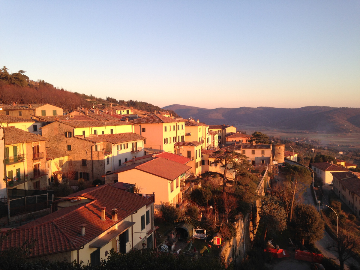 Фото: Анастасия Шавель (Барбара Шай). Вид на часть города Кортона в закатных лучах.